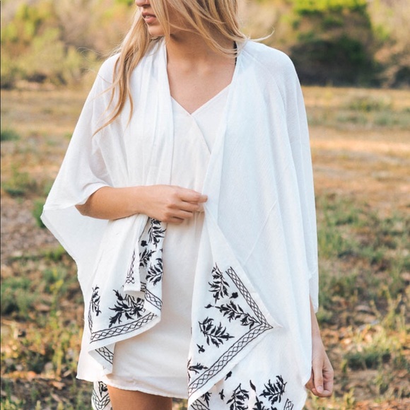 💥 LAST ONE White Leaf Garland Kimono Grey Trim - Picture 2 of 3